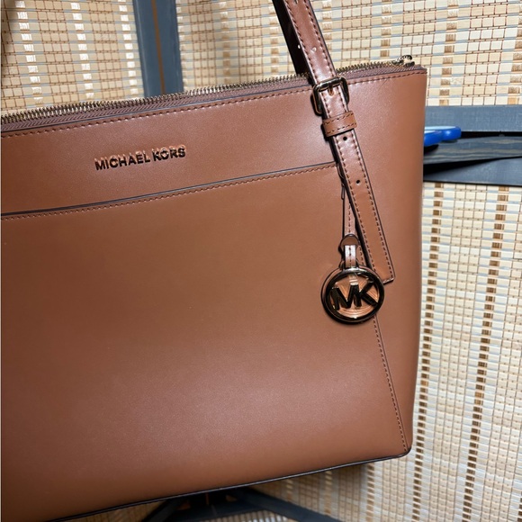 Michael Kors Voyager Large Saffiano Leather Tote - Picture 14 of 14